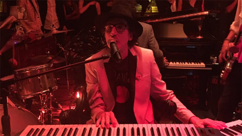 Con amigos y mucha música llegó Charly a la edad de jubilación