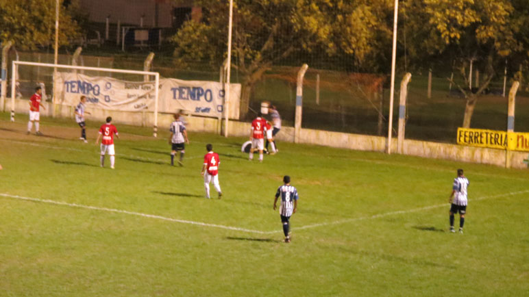 Camursano se la queda desde el piso. El ex Aprendices, hoy ataja en Huracán.