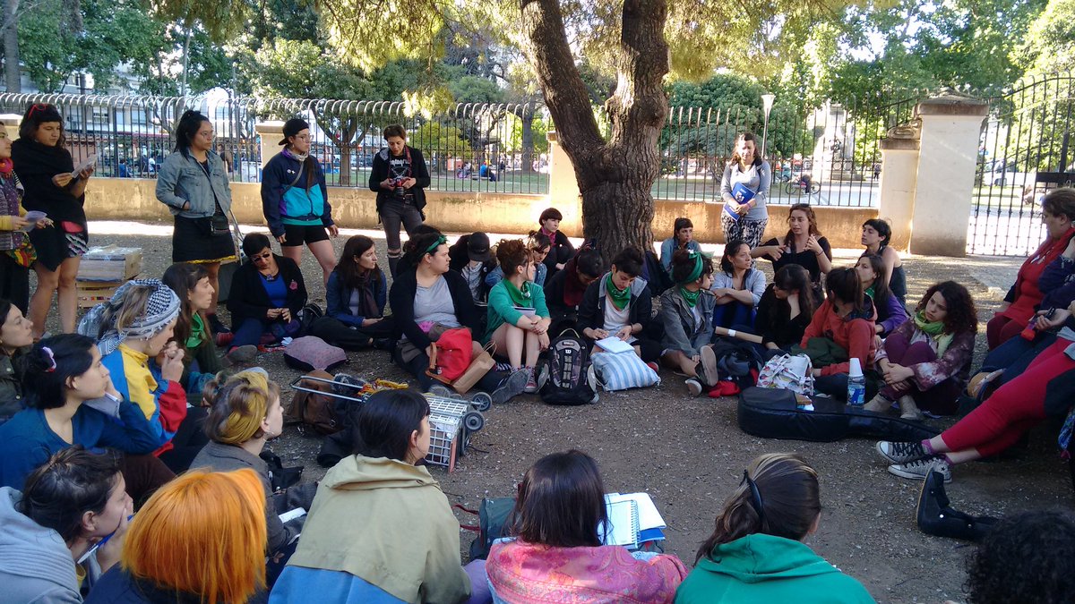 Miles de mujeres llenaron las instituciones educativas del centro rosarino. (Foto: Tw )