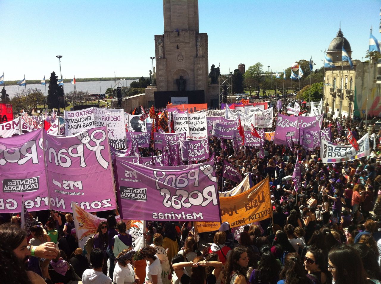 Un Monumento colmado de mujeres que cantaron el himno entre lágrimas