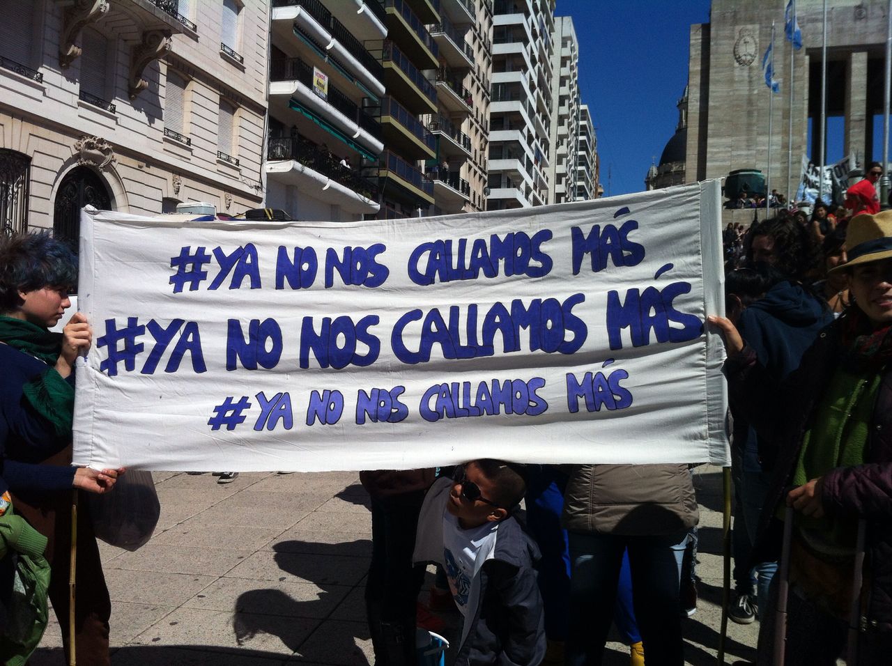 Un Monumento colmado de mujeres que cantaron el himno entre lágrimas