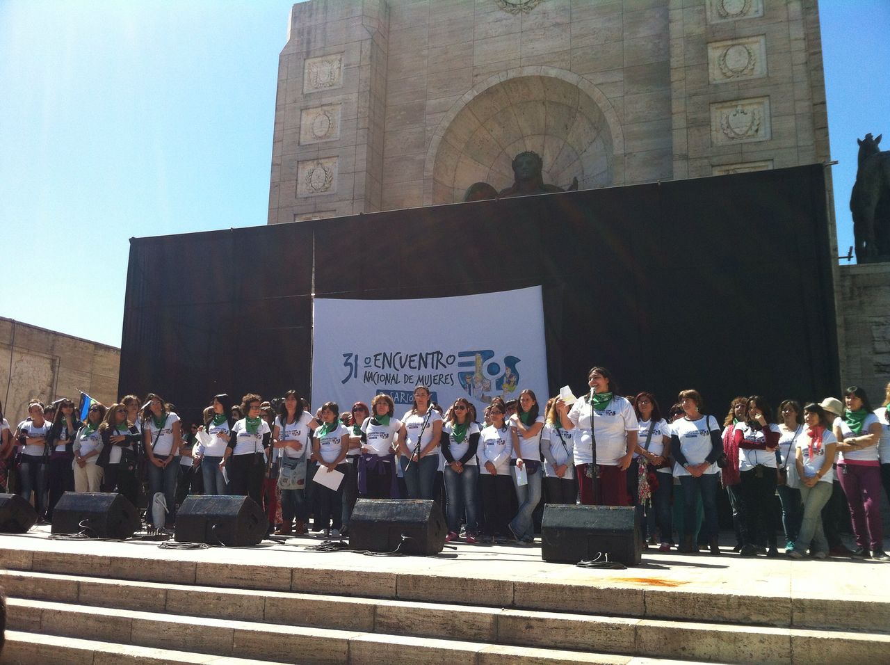 Un Monumento colmado de mujeres que cantaron el himno entre lágrimas