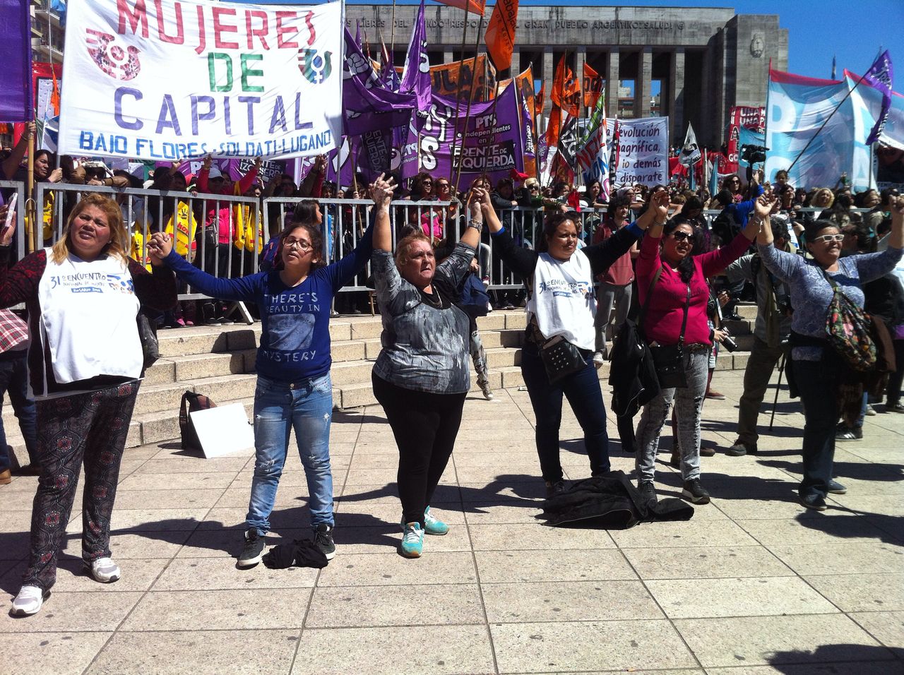 Un Monumento colmado de mujeres que cantaron el himno entre lágrimas