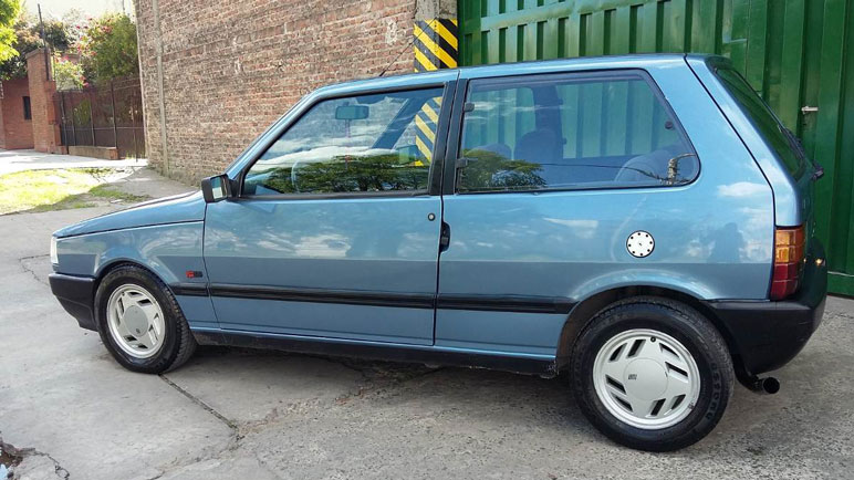 Al Fiat Uno azul le sustrajeron el estéreo. Foto ilustrativa.