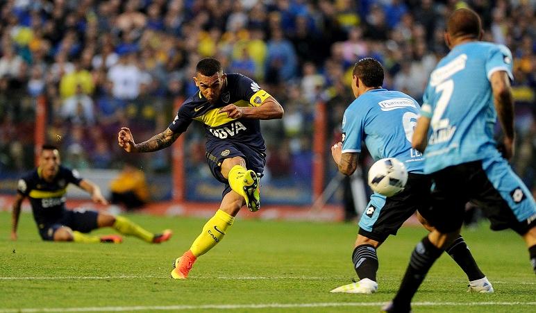Tevez saca el derechazo combado para clavar el 1-0 junto al palo. Golazo.
