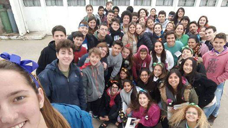 Selfie de los chicos que compartieron actividades. 