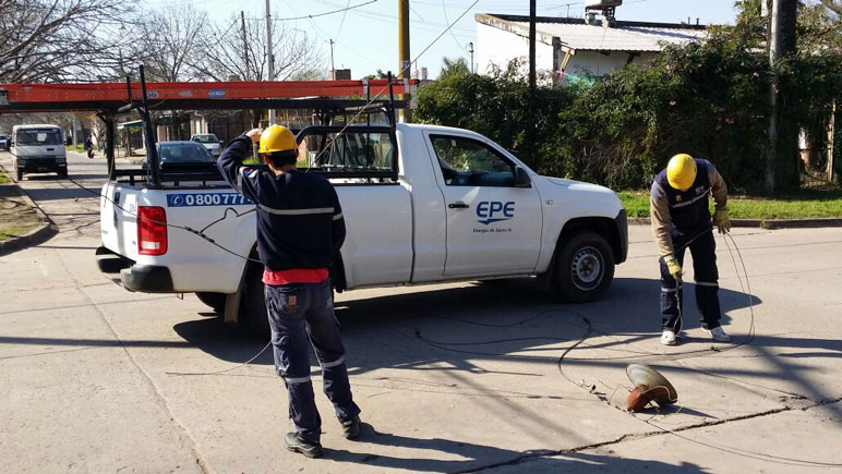 Los empleados de la EPE trabajaron en la esquina de Mendoza y Urquiza.