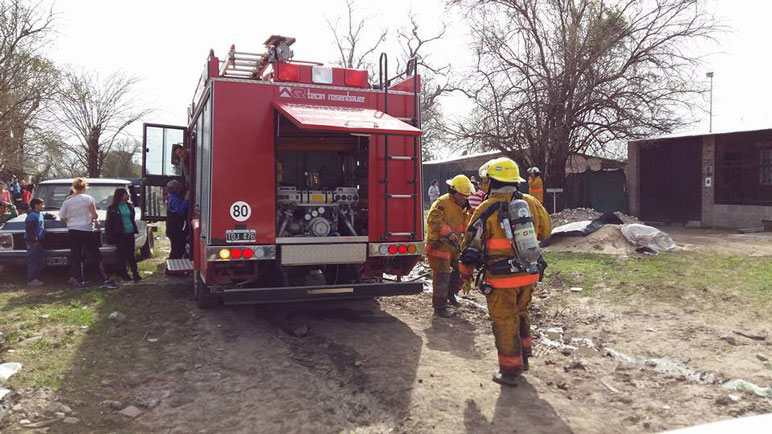 Los bomberos, tras intervenir en el incendio de Bogado al 3000.