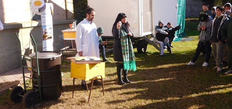 La profesora Mandolini junto a Leo Pérez Raymonda, quien tuvo la iniciativa.