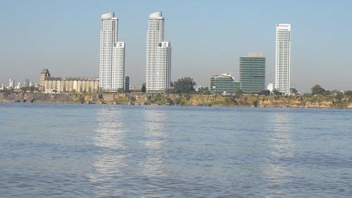 El pescador perdió el equilibrio y cayó al río en la zona de Francia y la costanera.