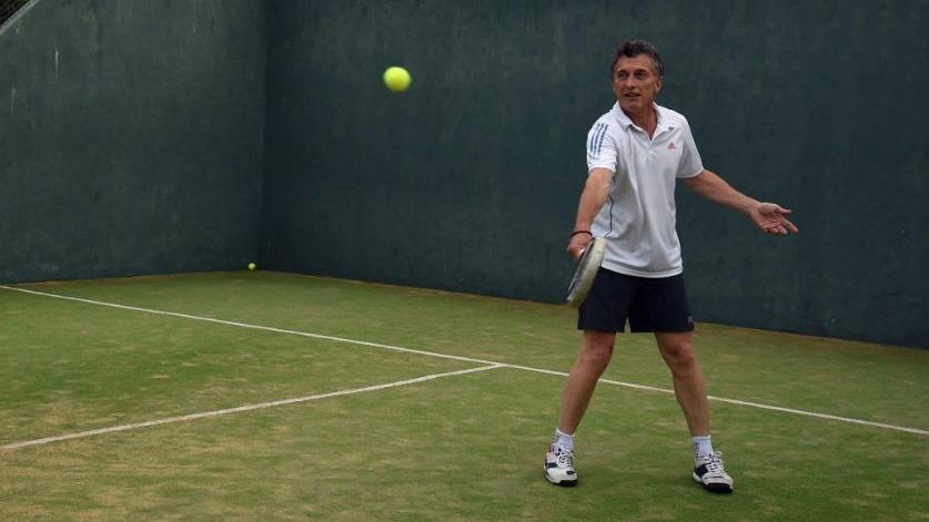 Macri jugaba al paddle tras volver de Rosario y se lesionó