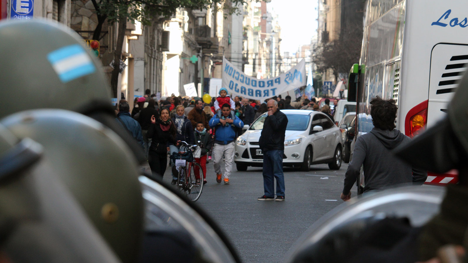 Gendarmería mantuvo lejos de Macri las protestas