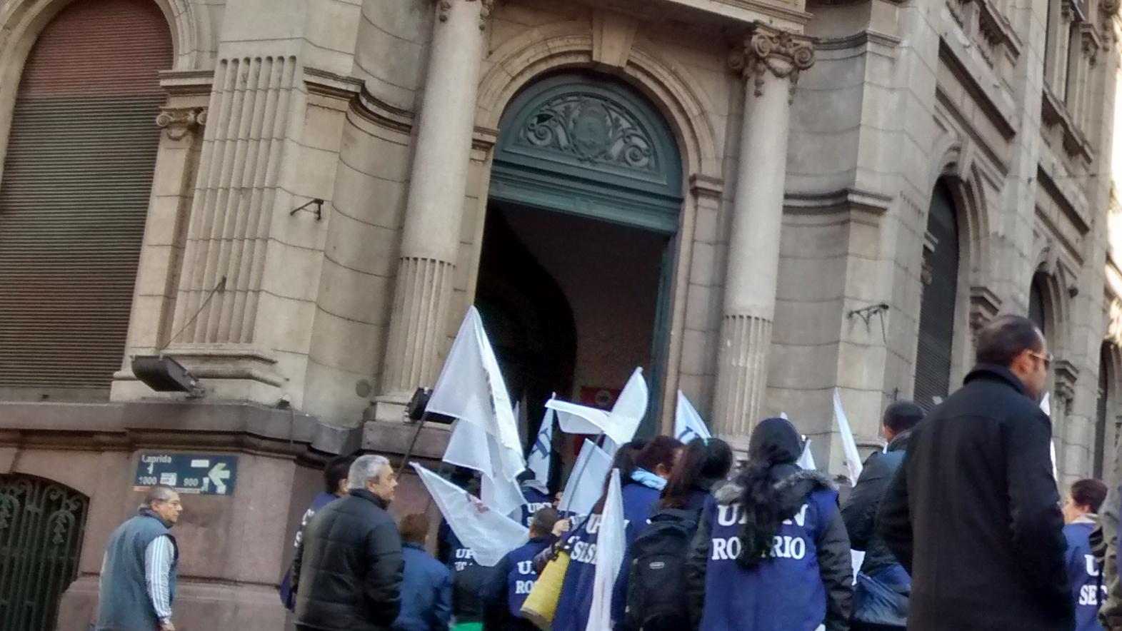 UPCN y AMRA cortaron calle en busca de dialogar con el ministro de Salud.