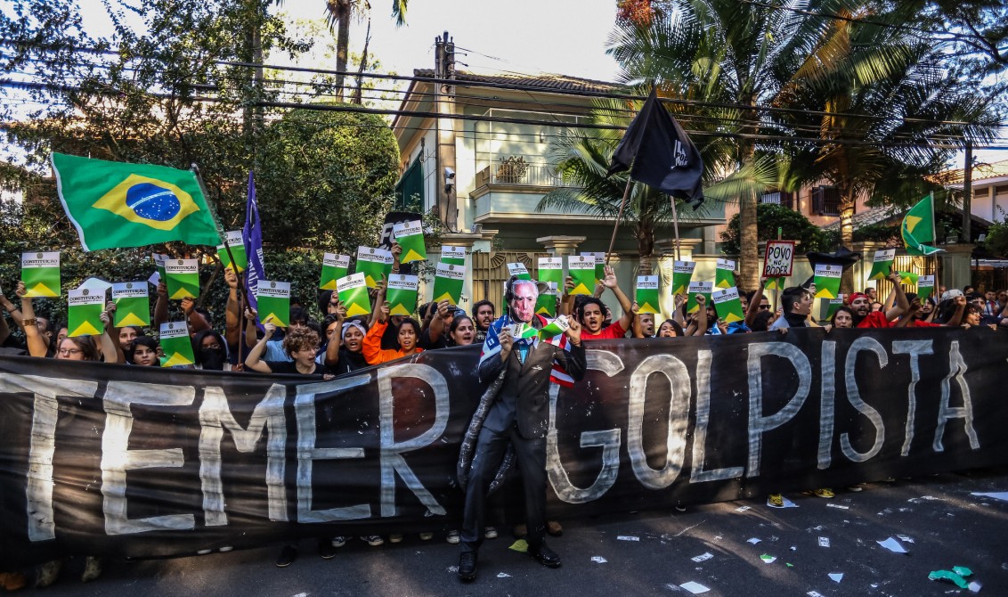 Imágenes de las protestas sucedidas en los últimos días frente a la residencia de Temer.