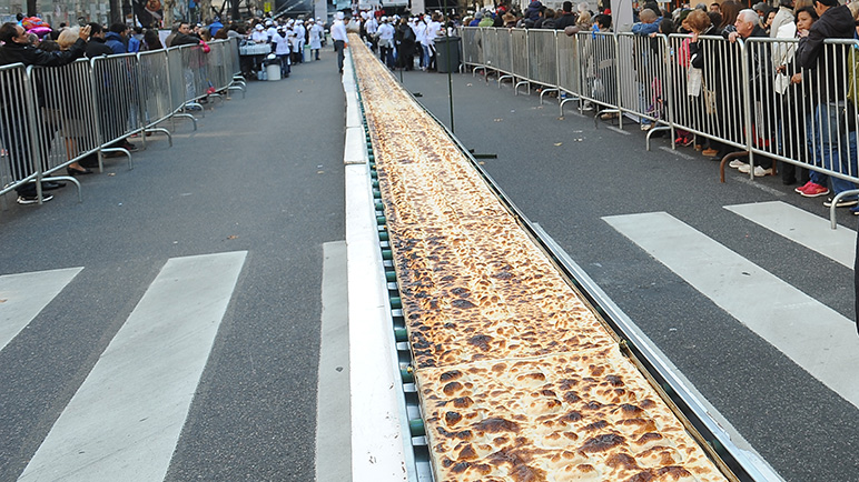 La súper empanada, en plena Avenida de Mayo.
