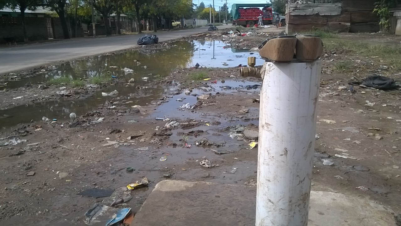 Aseguran que en Barrio Toba no hay agua para consumo 