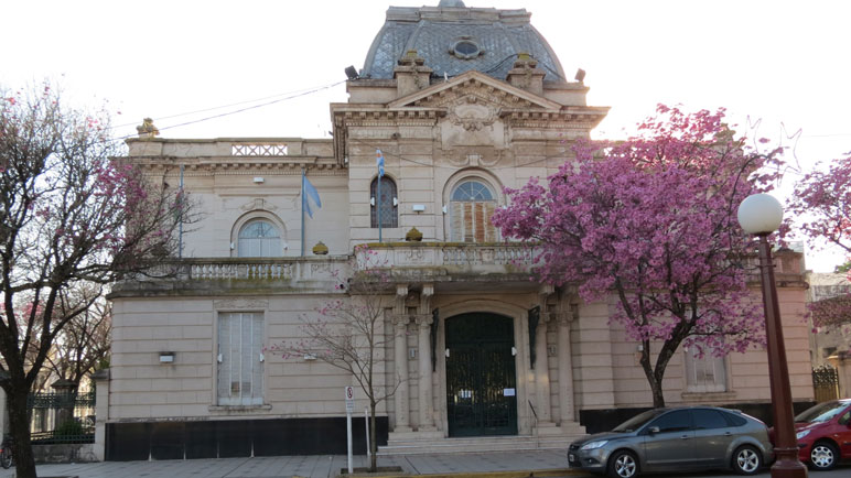 Entregan el petitorio en el municipio, previo a la sesión de los concejales.