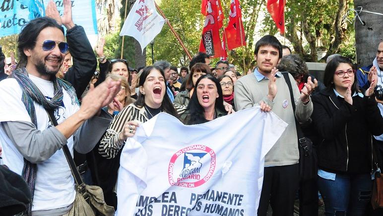 Militantes de derechos humanos hicieron vigilia frente al tribunal federal.
