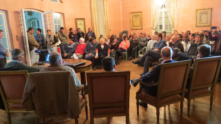 Autoridades y vecinos se reunieron el lunes en el Salón Dorado.