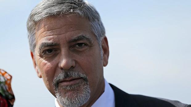 George Clooney luciendo su atractiva barba candado.