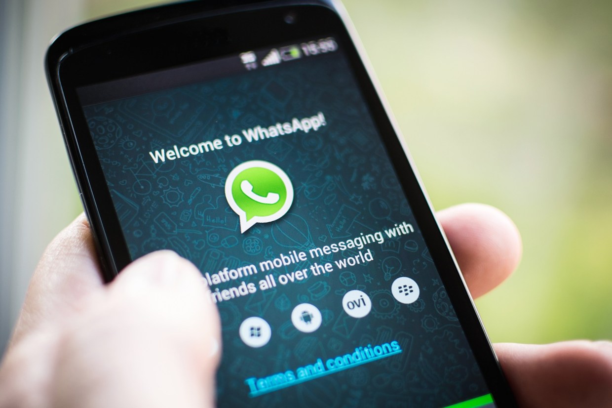 No hay que aceptar las videollamadas de Whatsapp, son un fraude.
