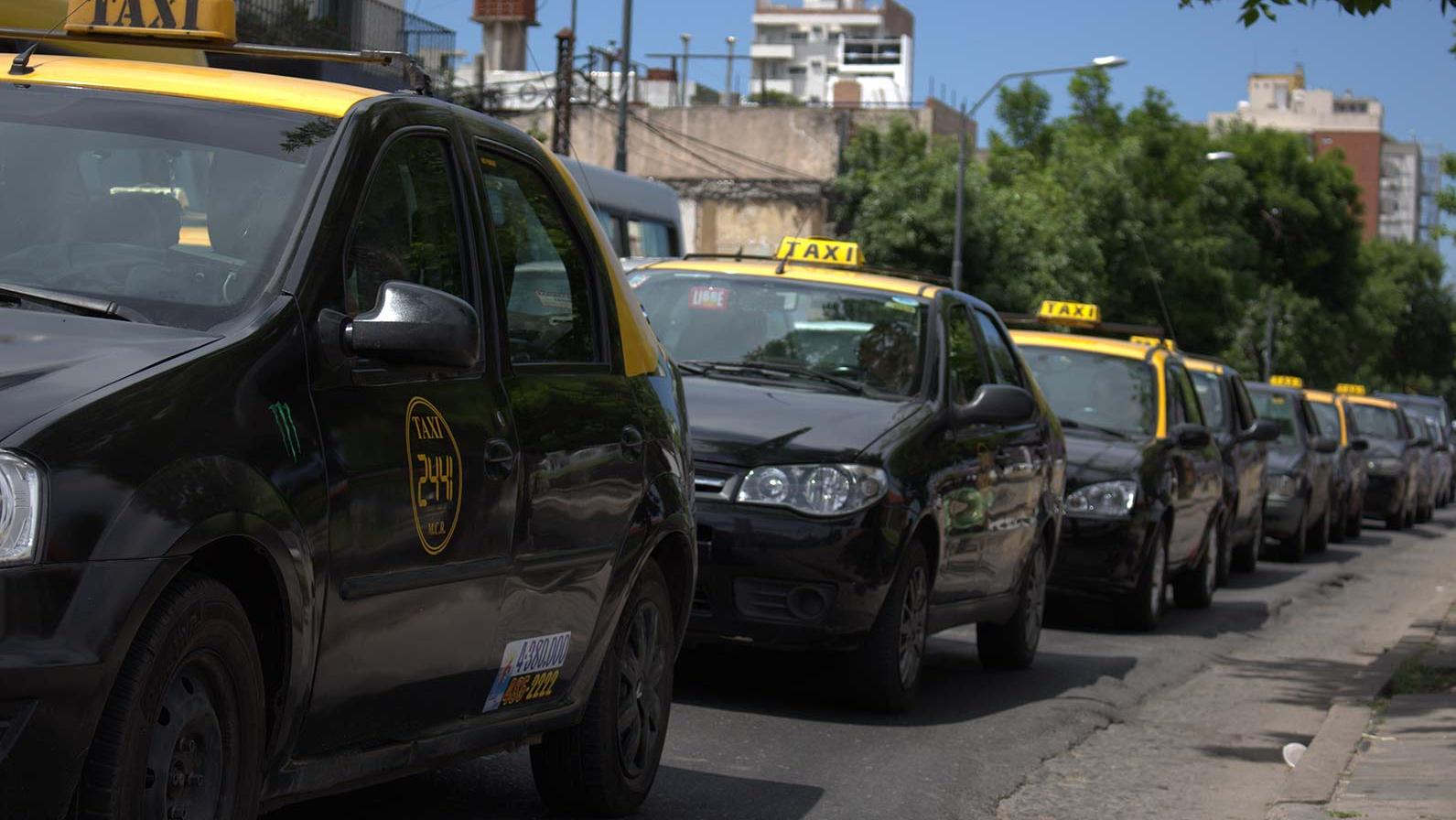 Taxistas amenazan con paro en caso de no resolver el aumento (rosarioplus.com)