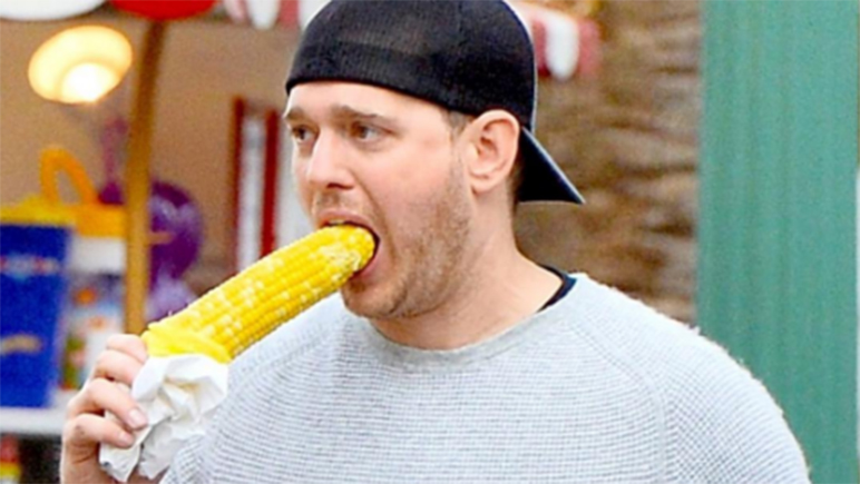 Michael Bublé es viral por comerse un choclo