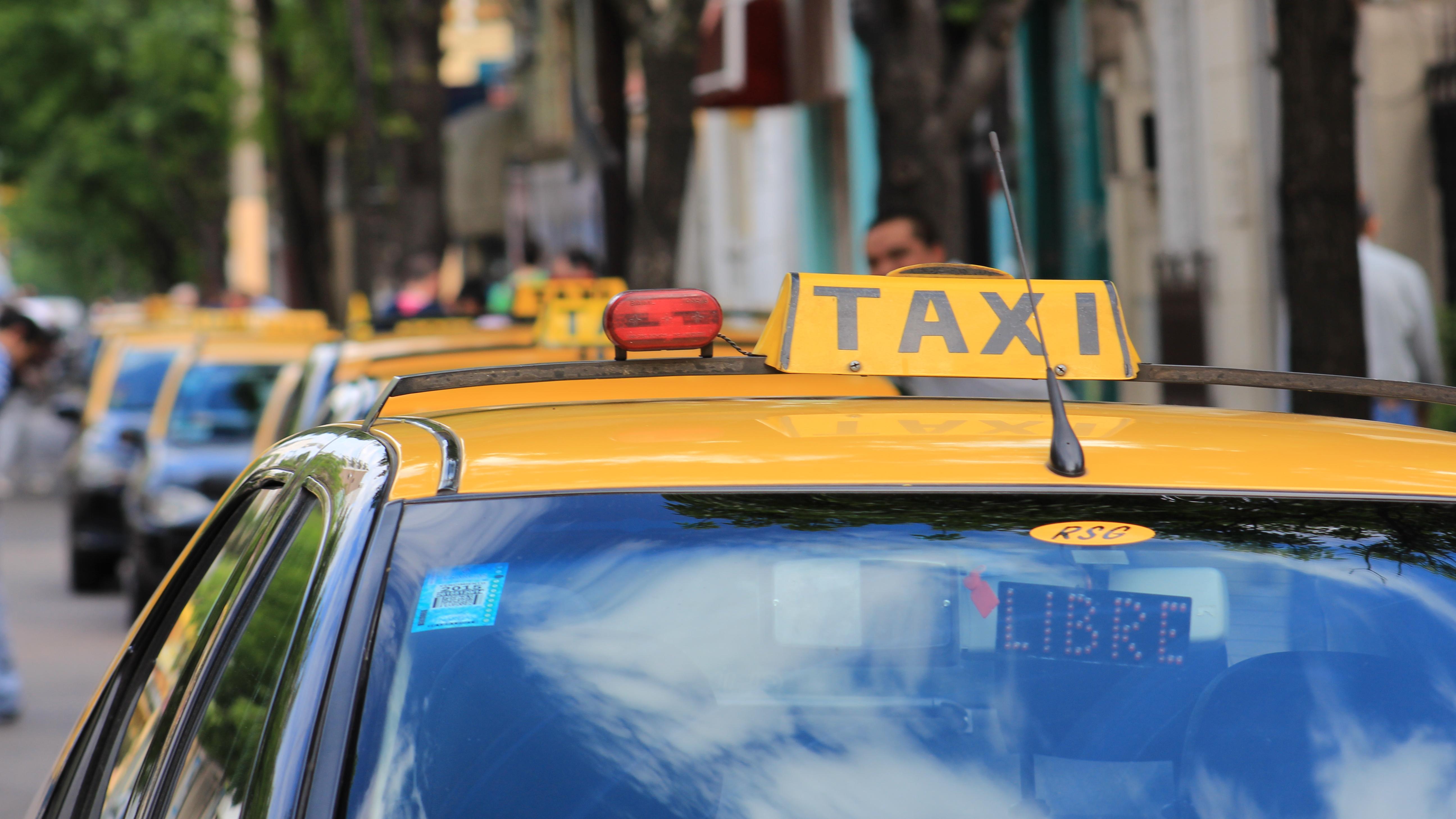 El sistema de taxis bajo la lupa otra vez ante el desembarco de Uber