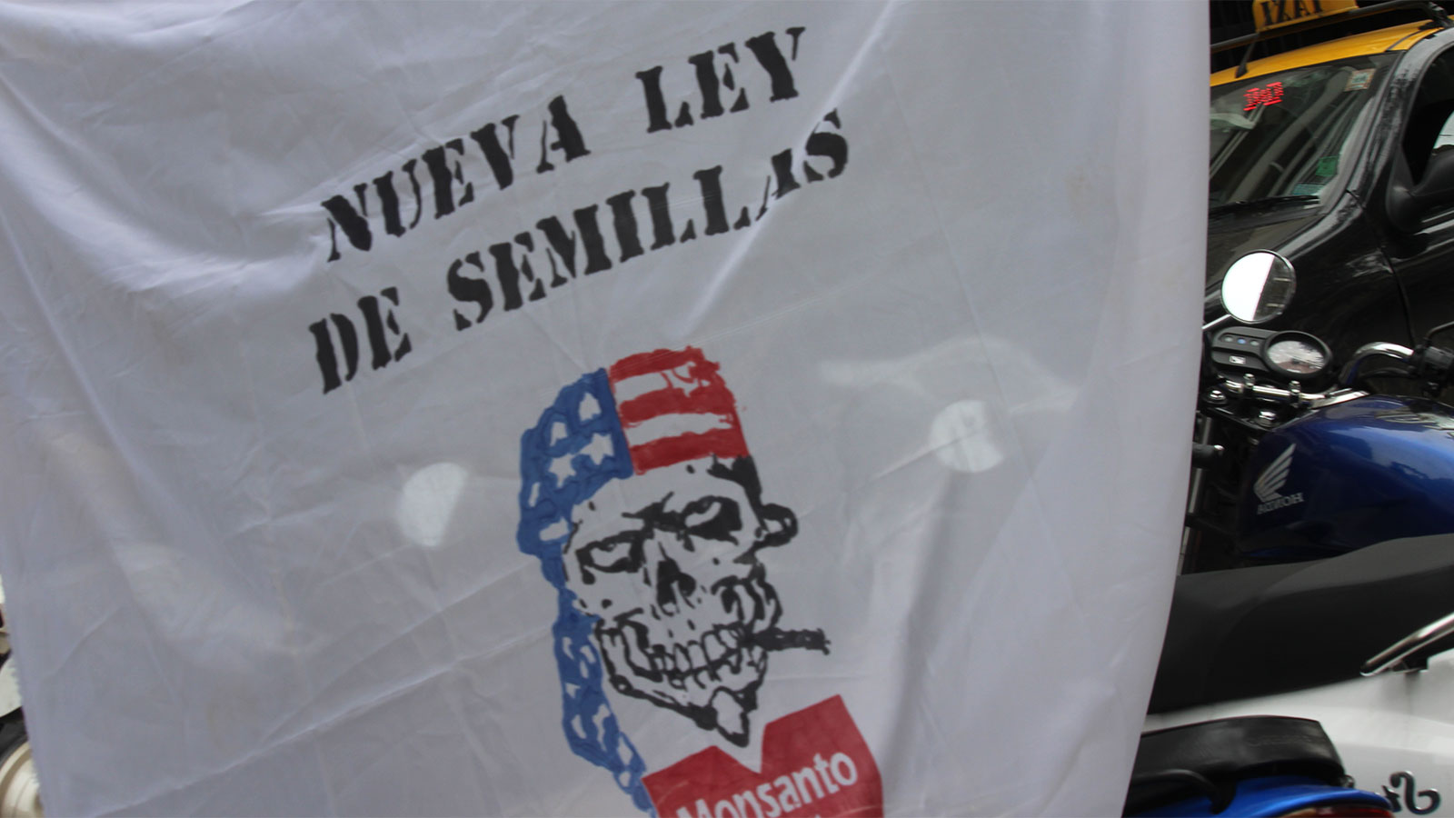 Protesta contra el monocultivo frente a la Bolsa de Comercio