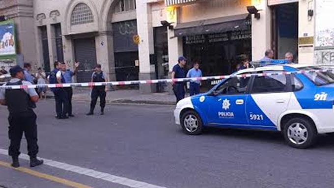 El asesinato ocurrió en una escalera de Corrientes al 300. Conmoción en la zona.
