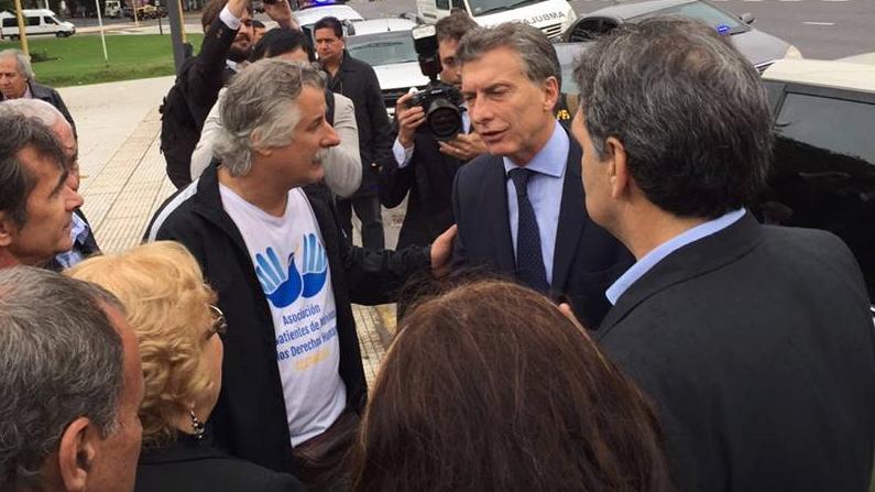Gustavo Pirich hablando con Mauricio Macri (Foto: FB ACOMADEH)