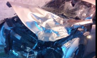 El auto exhibe las huellas del impacto contra el motociclista que murió.