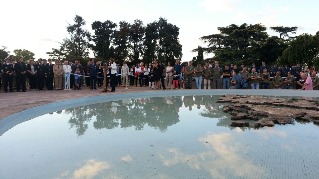 La intendenta en el Monumento a los Caídos (Foto: Tw Mónica Fein) 