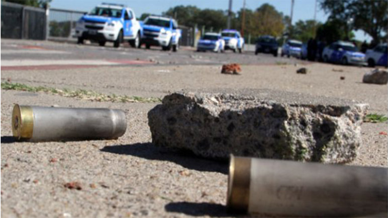 Jugar entre armas de fuego: 15 chicos baleados en el último año