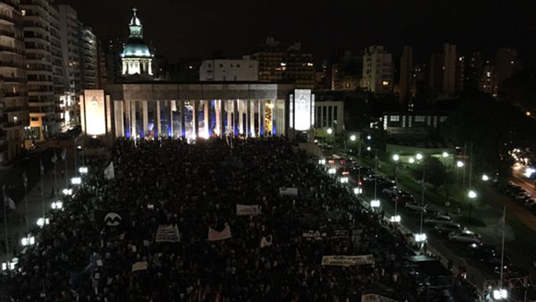Miles de personas congregadas en el Monumento a la Bandera.