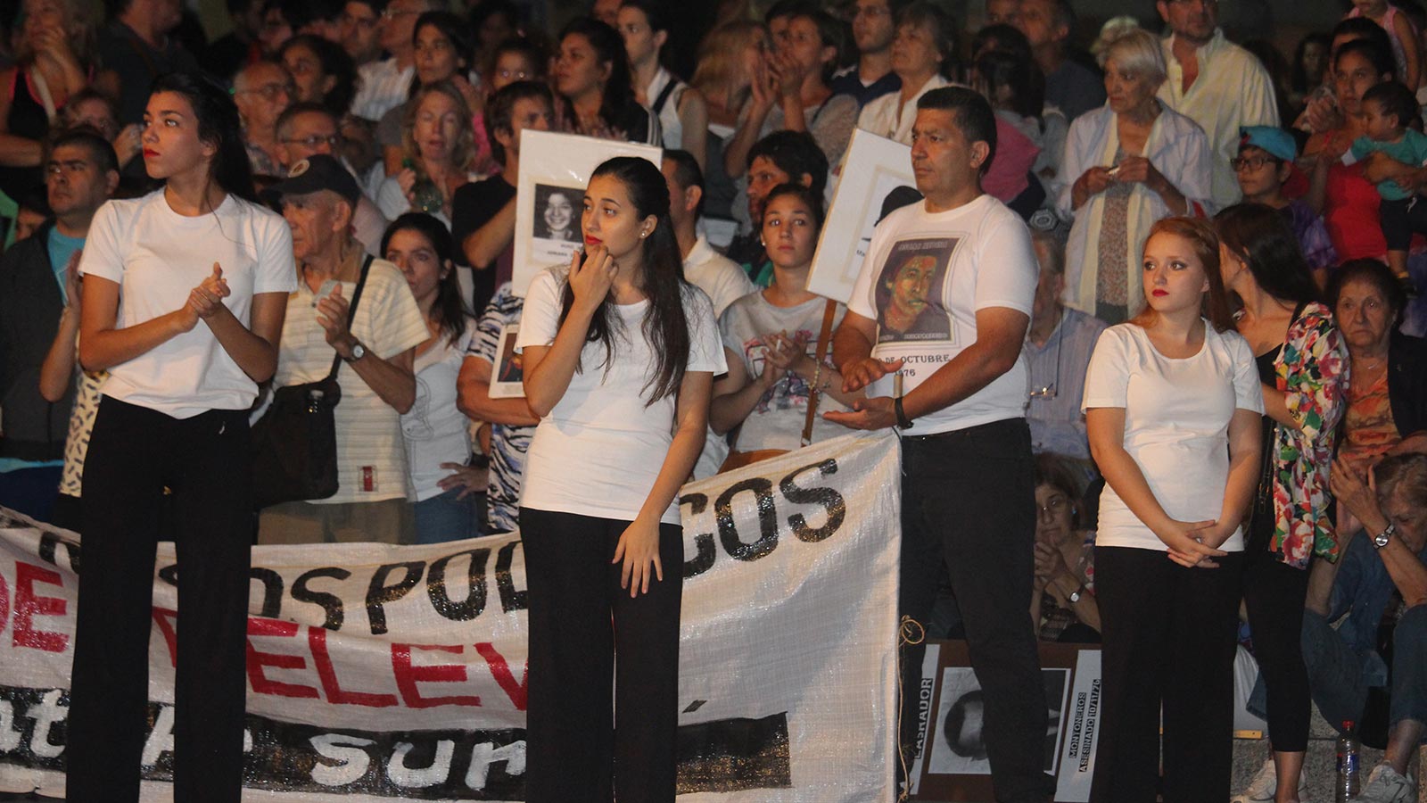 Miles de personas congregadas en el Monumento a la Bandera.