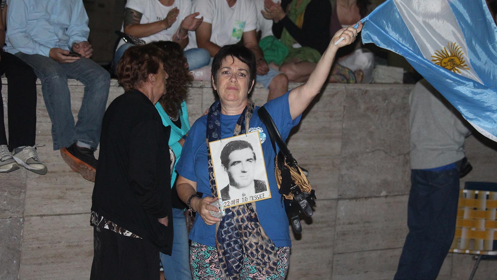 Miles de personas congregadas en el Monumento a la Bandera.