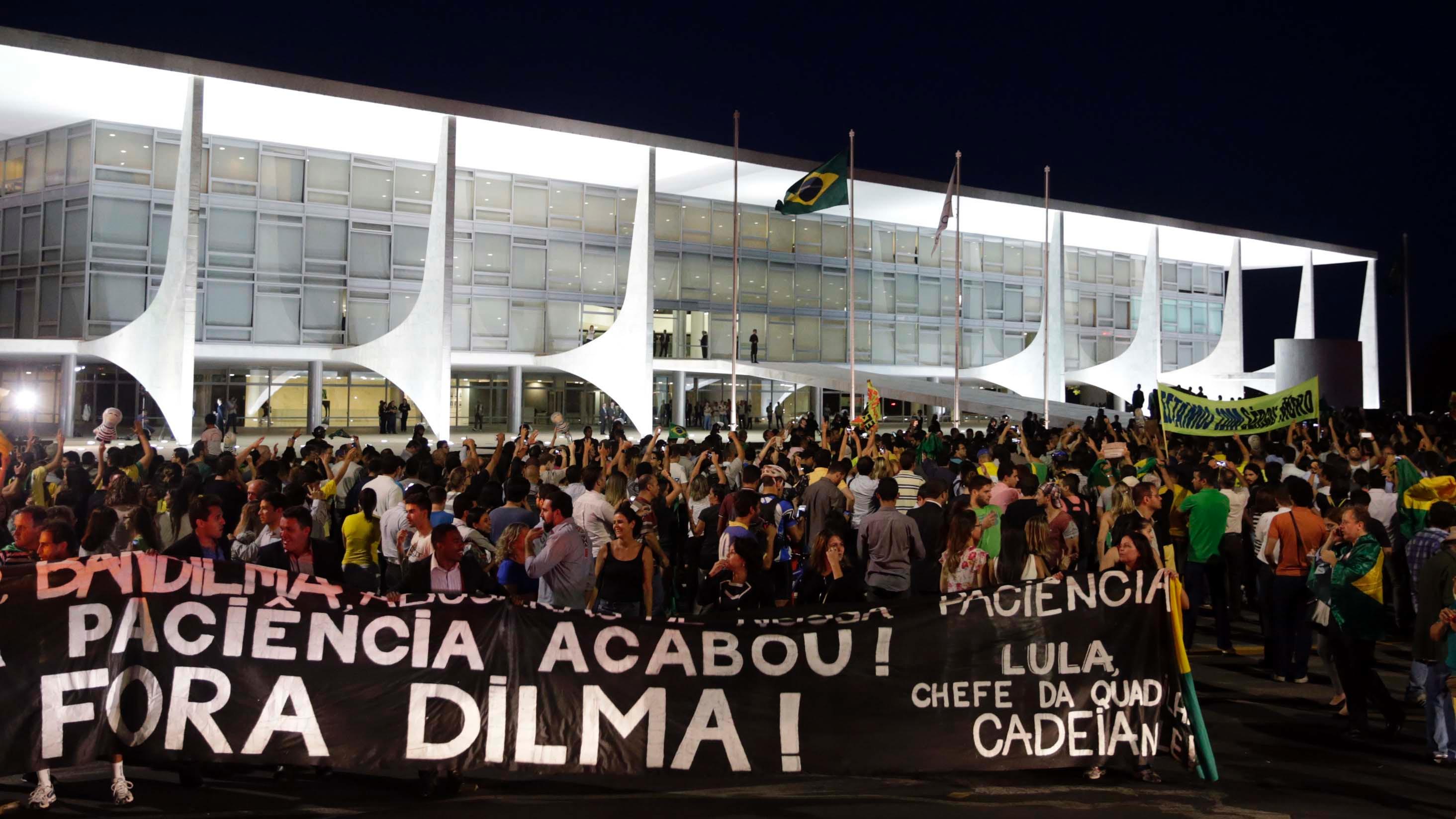 Manifestaciones pidiendo la salida del poder de Dilma (Télam)
