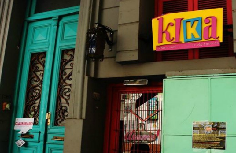 Los bares fueron clausurados porque los asistentes bailaban, y volvió la polémica sobre el vacío legal de estos espacios.