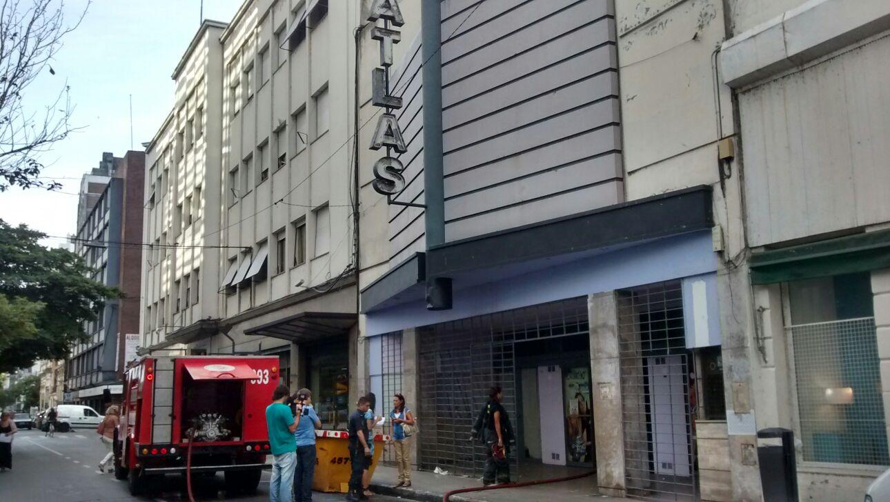 Incendio en el ex cine Atlas por un colchón