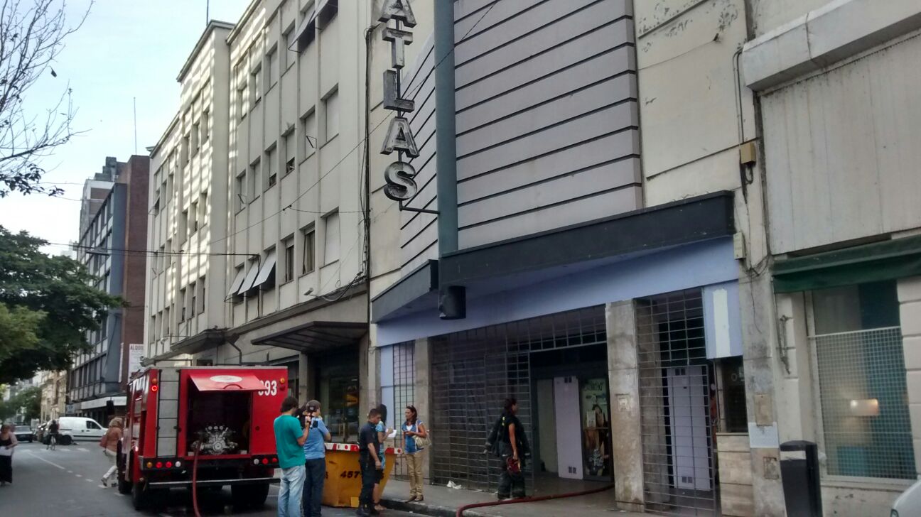 Incendio en el ex cine Atlas por un colchón