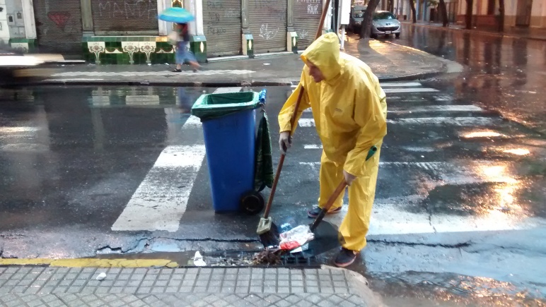 El problema del drenaje pluvial rosarino es la acumulación de basura y residuos de fronda. El efecto se nota con las lluvias.