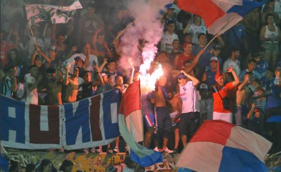 La hinchada de Nacional llegó a Rosario en medio centenar de colectivos. 