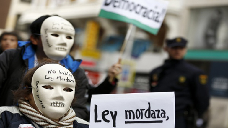 El gobierno español adoptó hace ocho meses un reglamento para sofocar expresiones sociales de protesta.