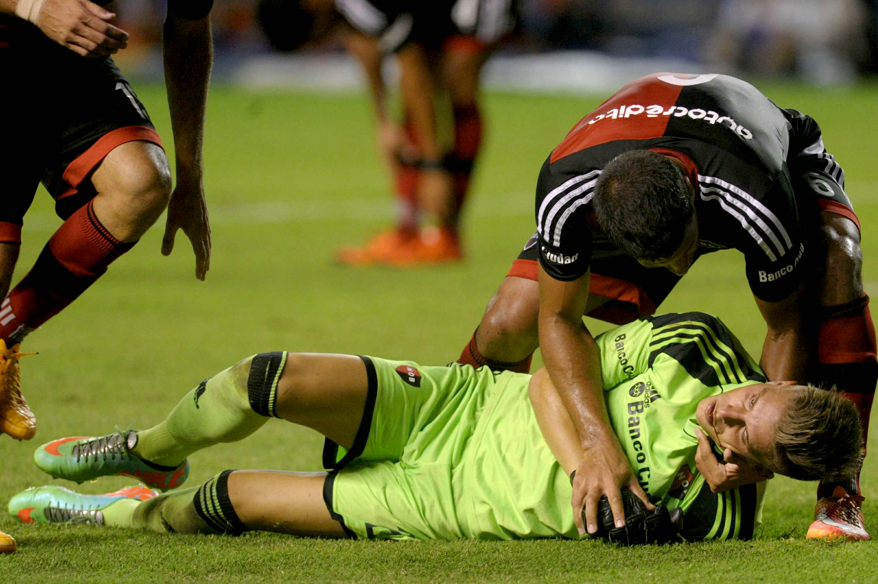 Unsaín se fracturó el maxilar inferior tras chocar con Tévez