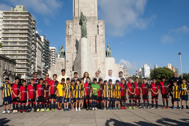 Infantiles fente al Monumento para dar un mensaje de paz (Rosarionoticias.gov)