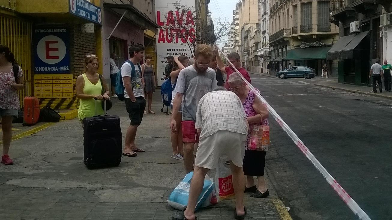 Los vecinos de Laprida 972 regresaron a retirar algunas pertenencias