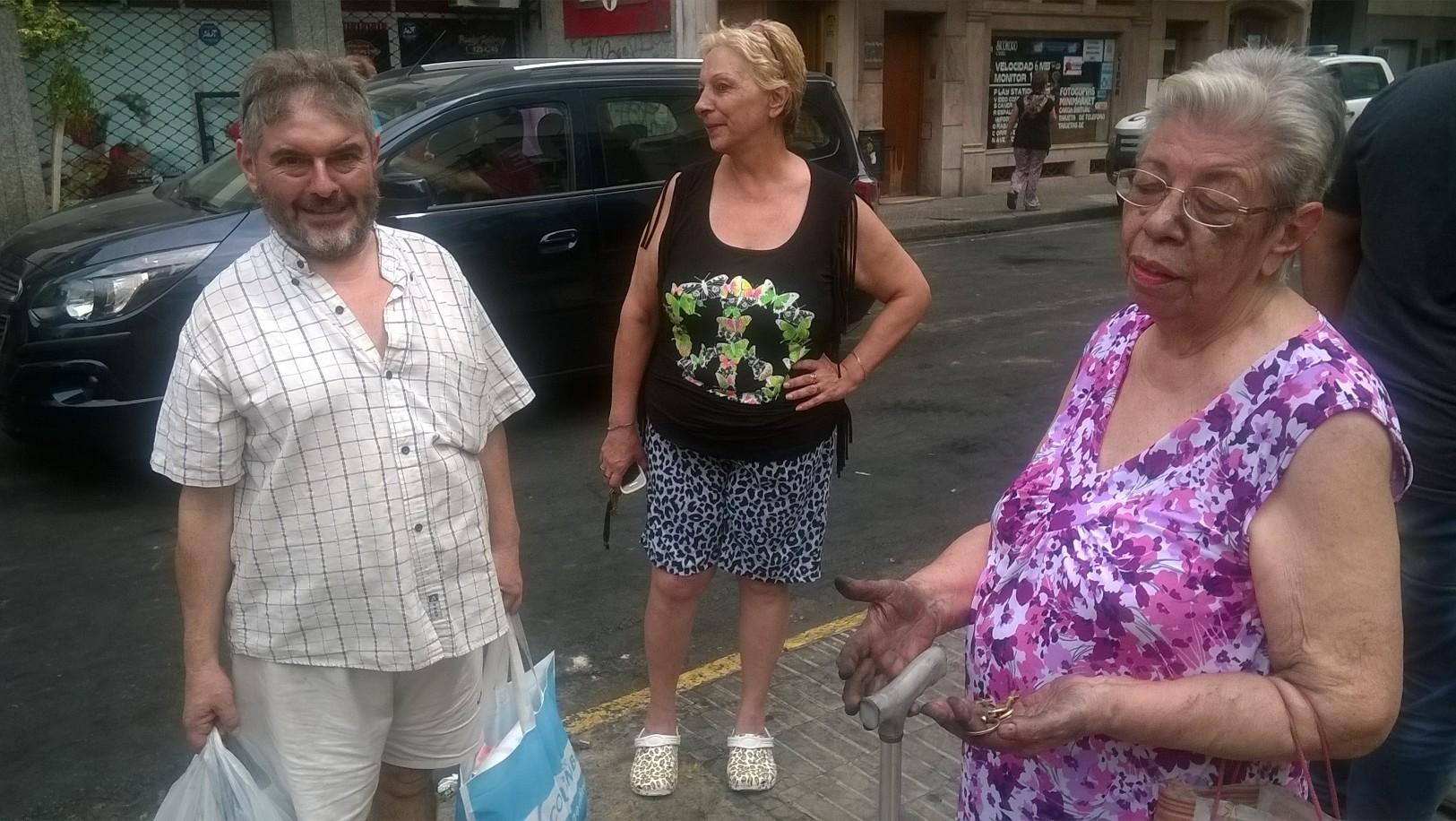 Tita y su hijo contaron su experiencia durante el incendio.