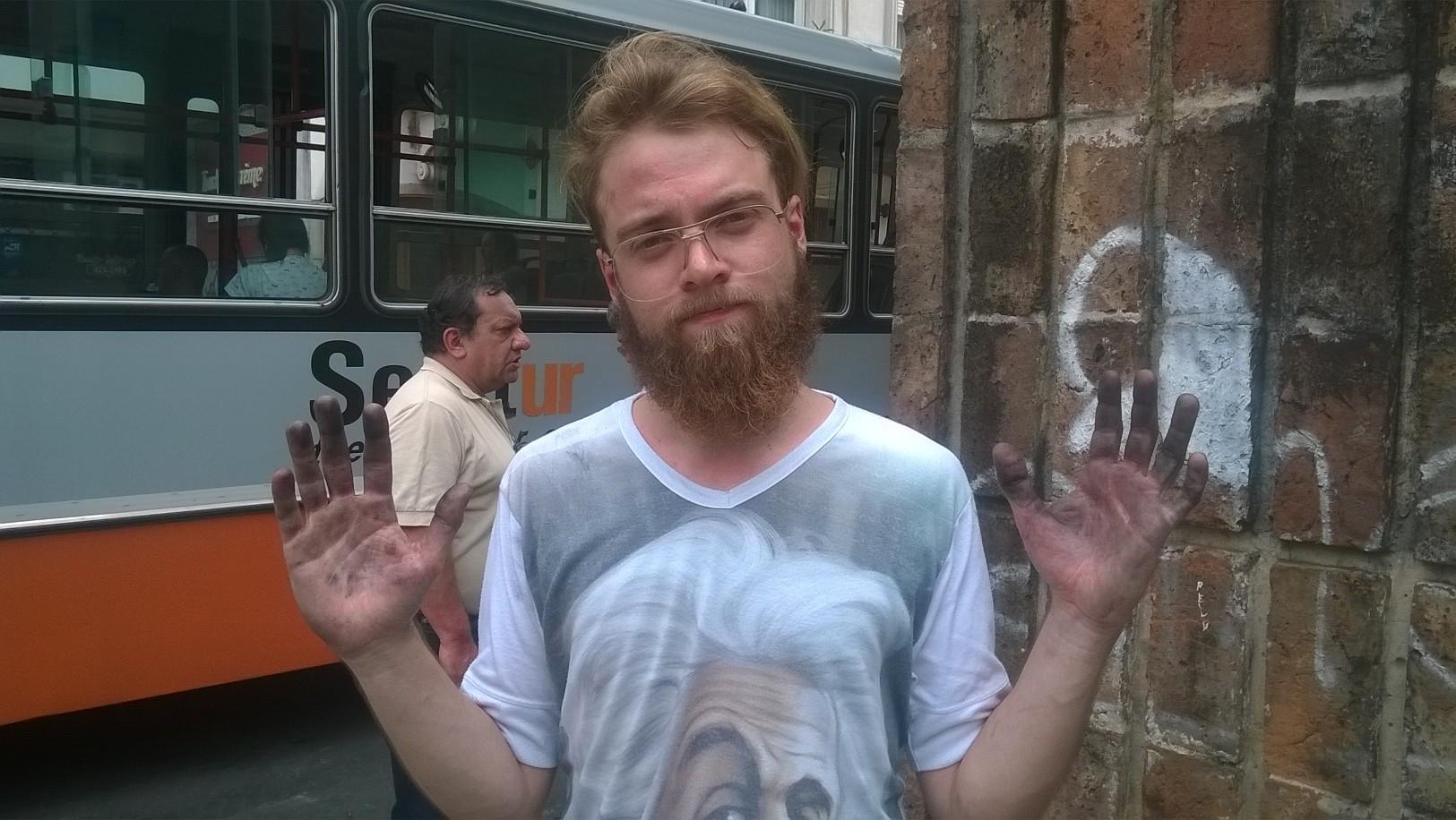 Joaquín mostró sus manos tras haber ingresado al edificio a sacar cosas.