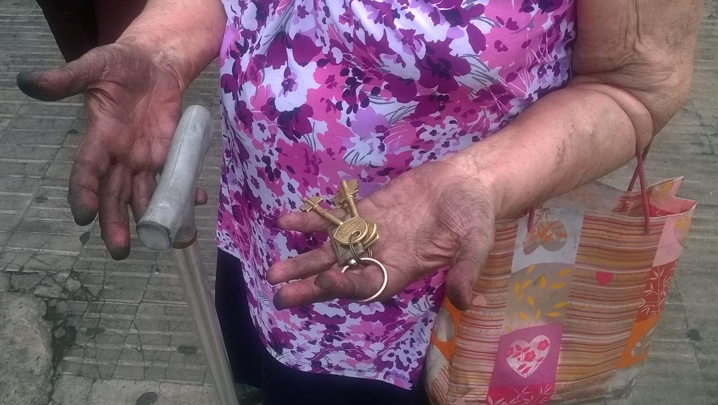 Tita salió del edificio cubierta de hollín.